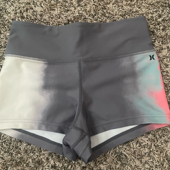 hurley shorts, very cute and comfortable - Picture 1 of 3